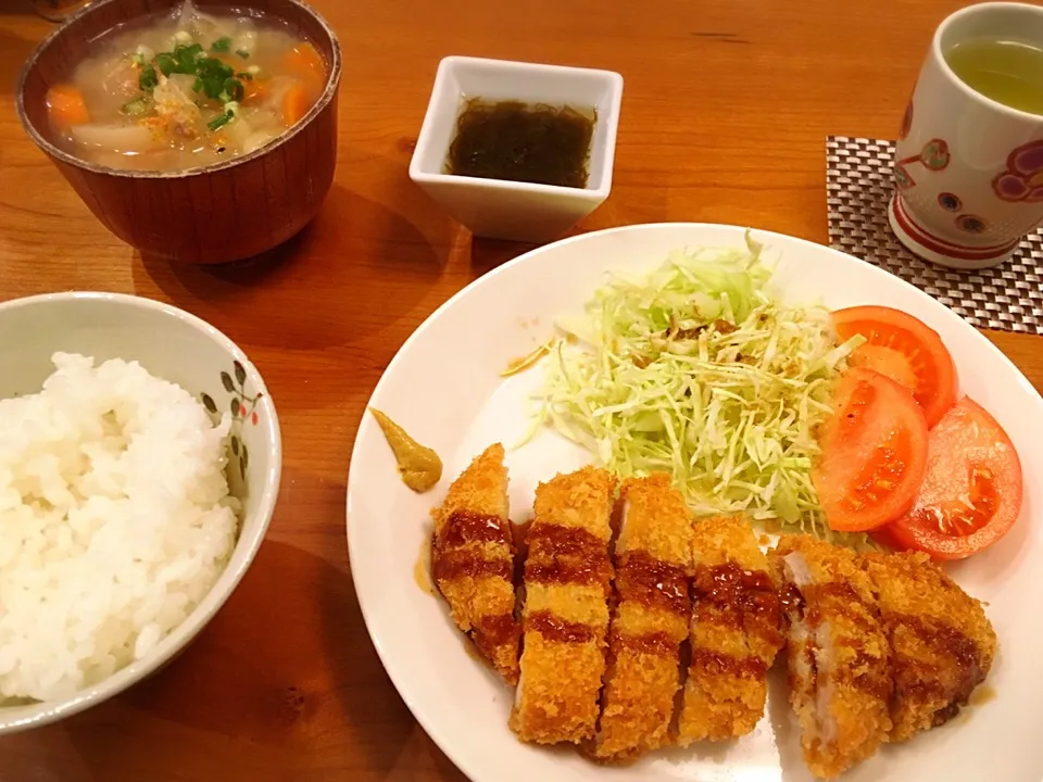 Snapdishの料理写真:1/18 夕飯♪ とんかつ もずく酢 豚汁|ikukoさん