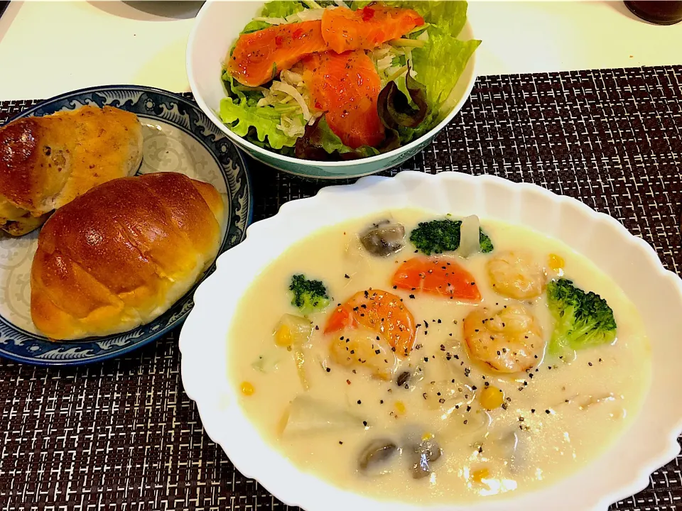 Snapdishの料理写真:#シーフードシチュー 
#シーフードのクリームシチュー
 #サーモンサラダ 
 #パン|ゆぺこさん