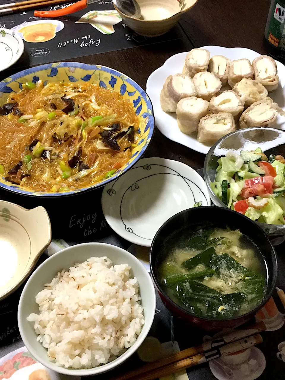 豆腐のチーズ挟み豚肉巻き、麻婆春雨、生野菜サラダ、ほうれん草と卵の中華スープ、麦入りご飯(*^ω^*)|ライムさん