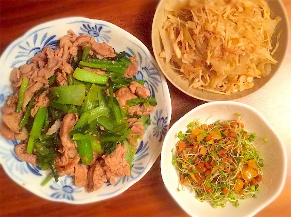 豚こまと小松菜の炒め物🍃 えのきと玉ねぎのおかか炒め🍄 ブロッコリースーパースプラウトの和え物🌱 #糖質オフ #時短|ままみさん