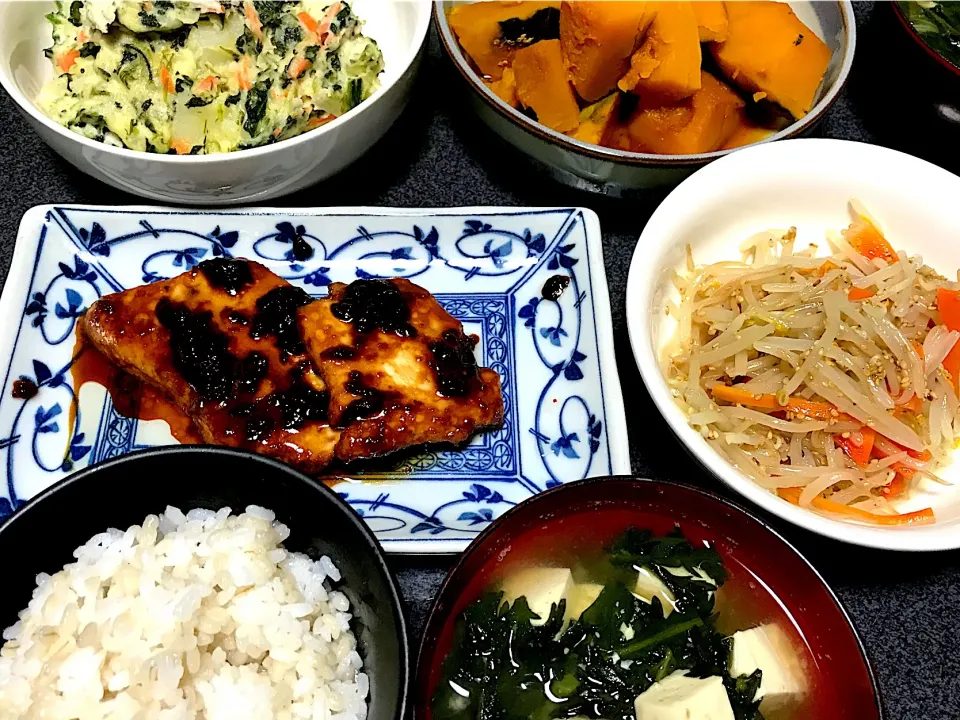 もち麦飯、魚、春菊豆腐味噌汁、ちぢみホウレンソウポテサラ、人参もやしナムル、カボチャ|ms903さん