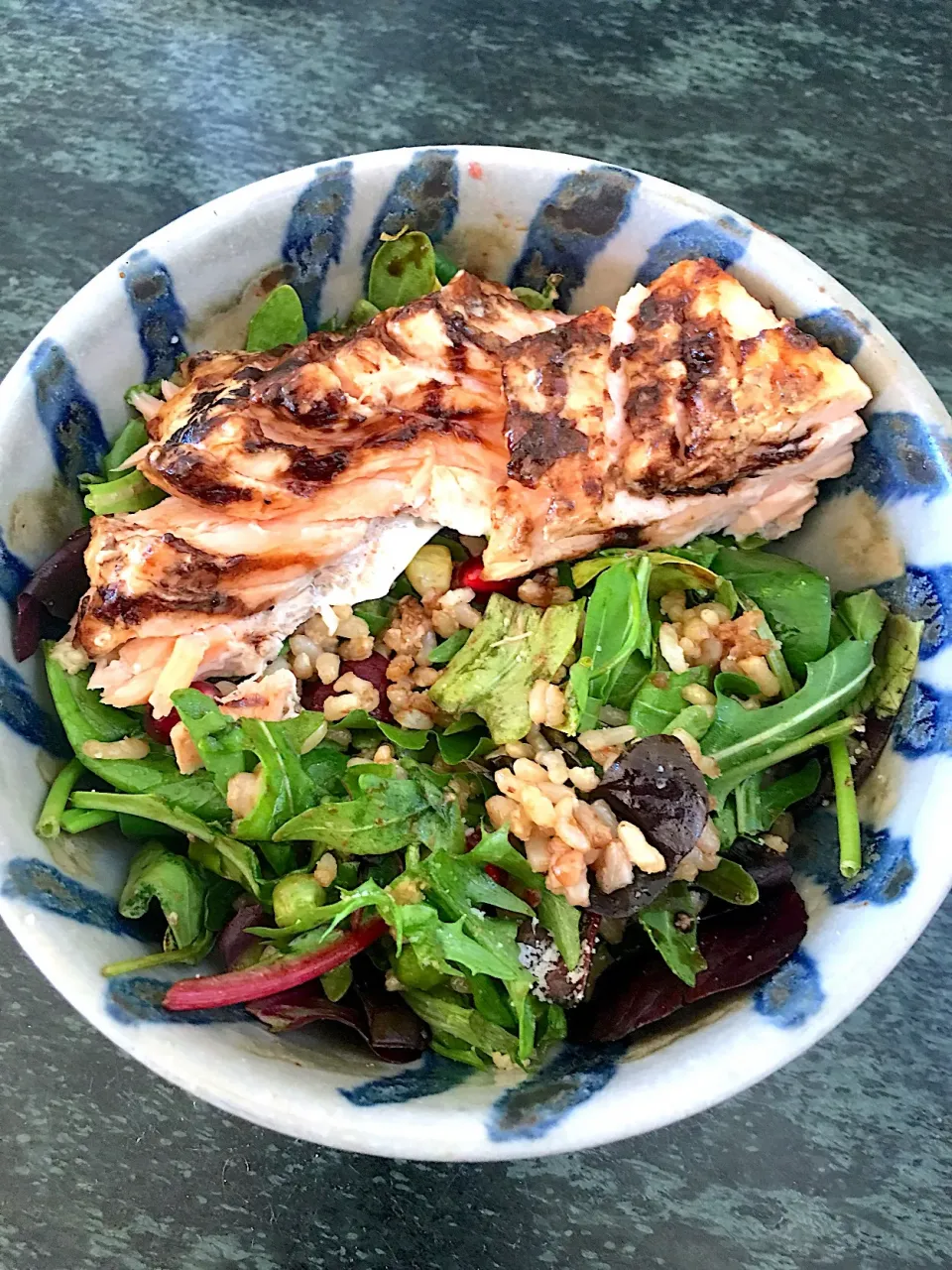 Brown rice salad topped with balsamic glazed roasted salmon 😍 #brownricesalad #roastedsalmon|🌺IAnneさん