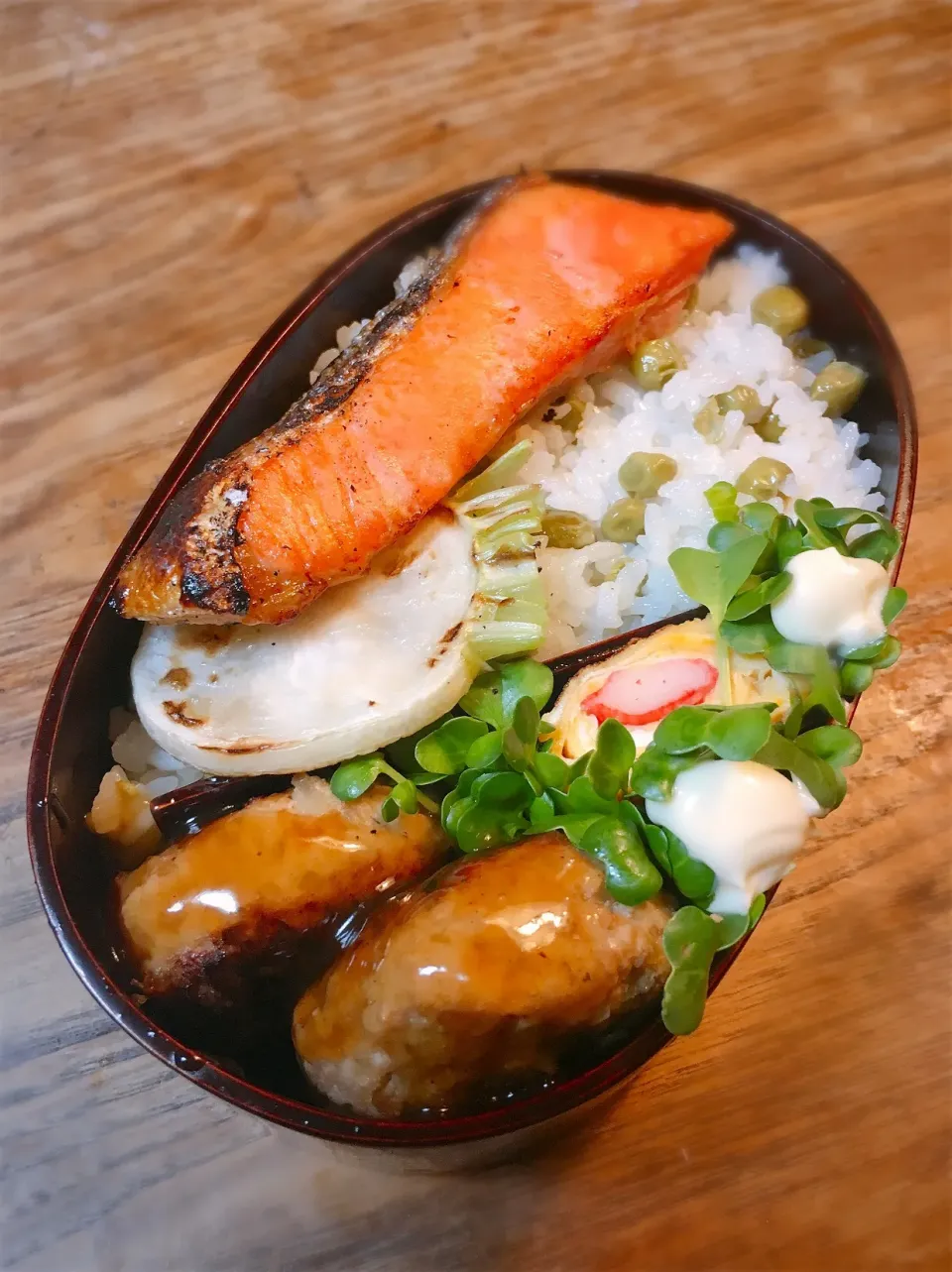 今日のお弁当
・塩シャケ
・和風ハンバーグ
・カニカマ入りだし巻き
・小蕪焼|akiさん