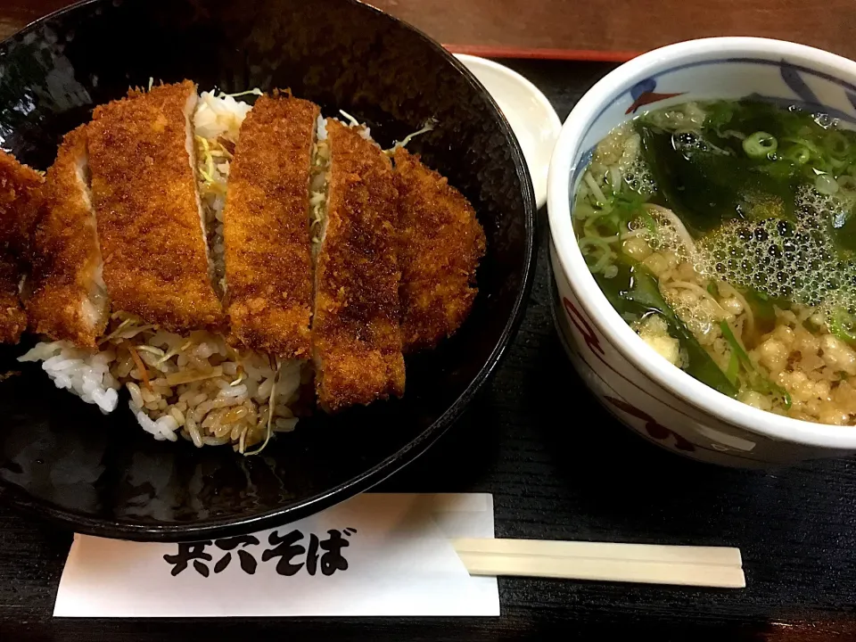 Snapdishの料理写真:ソースカツ丼とミニそば|Shuji Ohnoさん