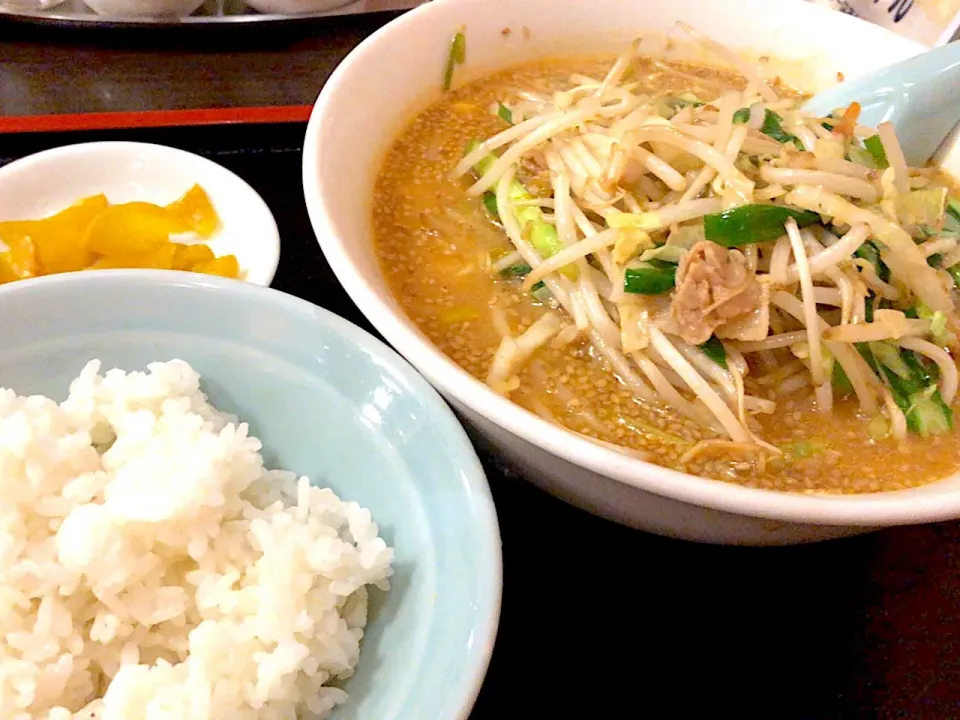 味噌ラーメン＋半ライスを頂きました。|momongatomoさん