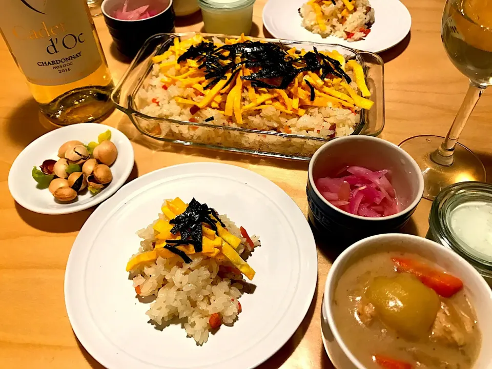 Snapdishの料理写真:夕飯#シチュー#ちらし寿司#白ワイン#銀杏#酢たまねぎ#紫オニオン#ヨーグルト|えりこ　　　      　　 2016.2.14~さん