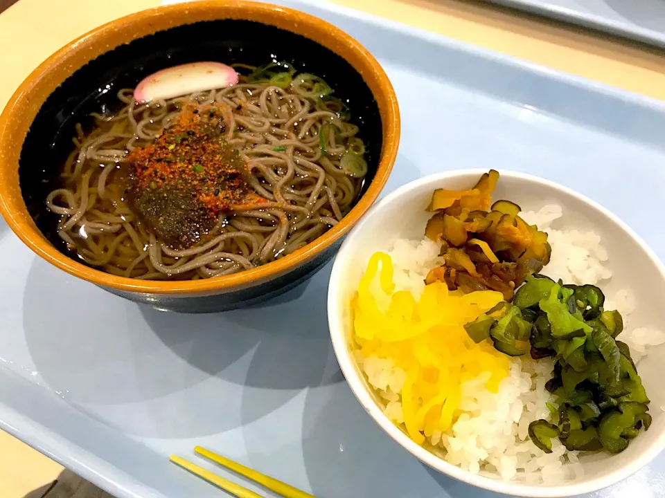 今日の昼餉は恒例の某有名家電メーカーの社食のバイキング漬物丼定食🍜そろそろこのネタ飽きてきたな😪|にゃあ（芸名）さん