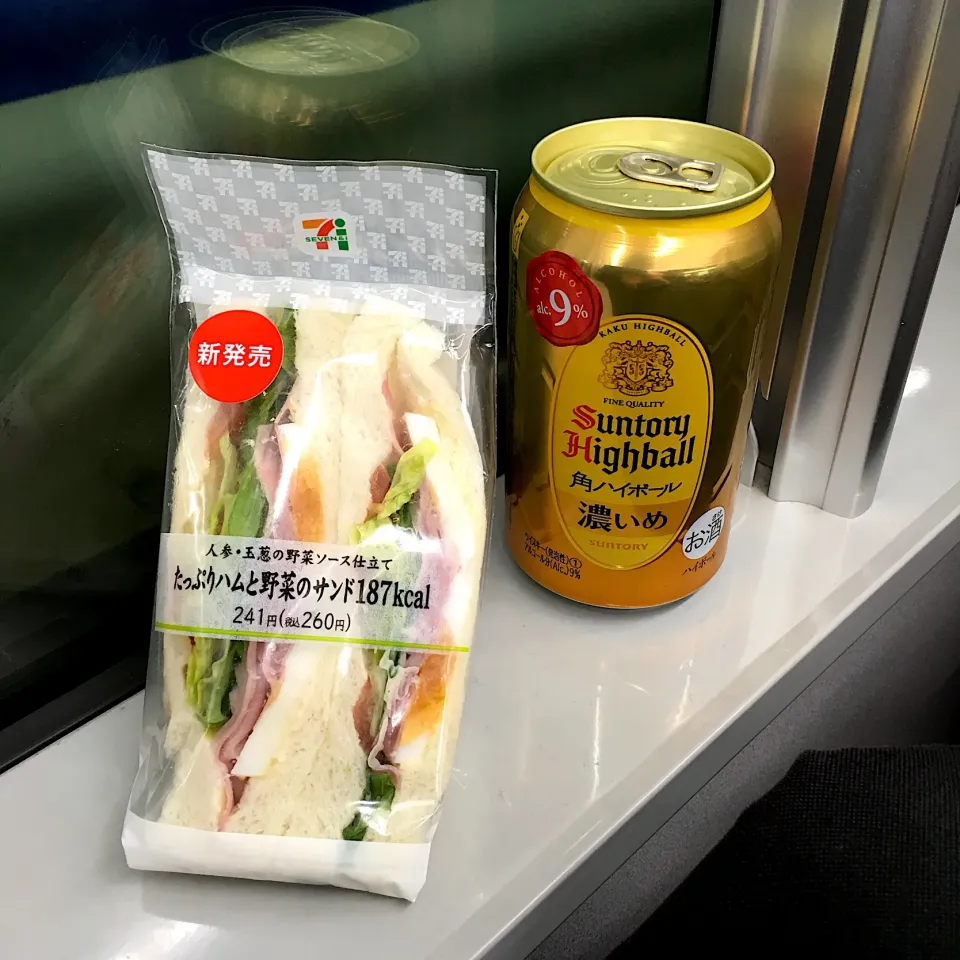 Snapdishの料理写真:世界の車窓から♬ (▰˘◡˘▰)☝︎
 #世界の車窓から  #ハイボール  #濃いめのハイボール  #角ハイボール  #サンドイッチ  #セブンイレブン  #乾杯  #金曜日|Yoshinobu Nakagawaさん