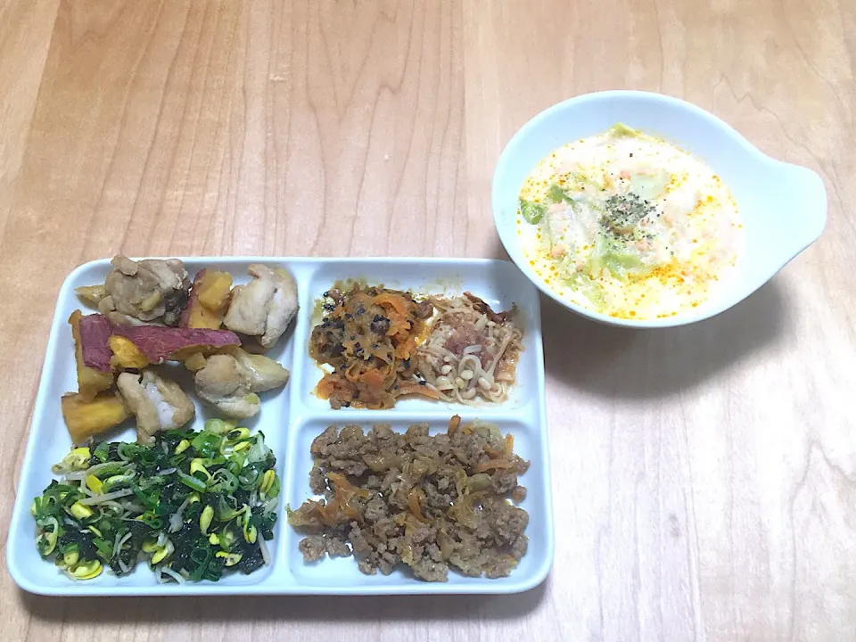 鶏肉とさつまいもの甘辛煮  豆もやしナムル風  にんじんじゃー味噌和え 梅おかか白だしえのき  すき焼き味そぼろ 白菜と鮭のクリーム煮|奏さん