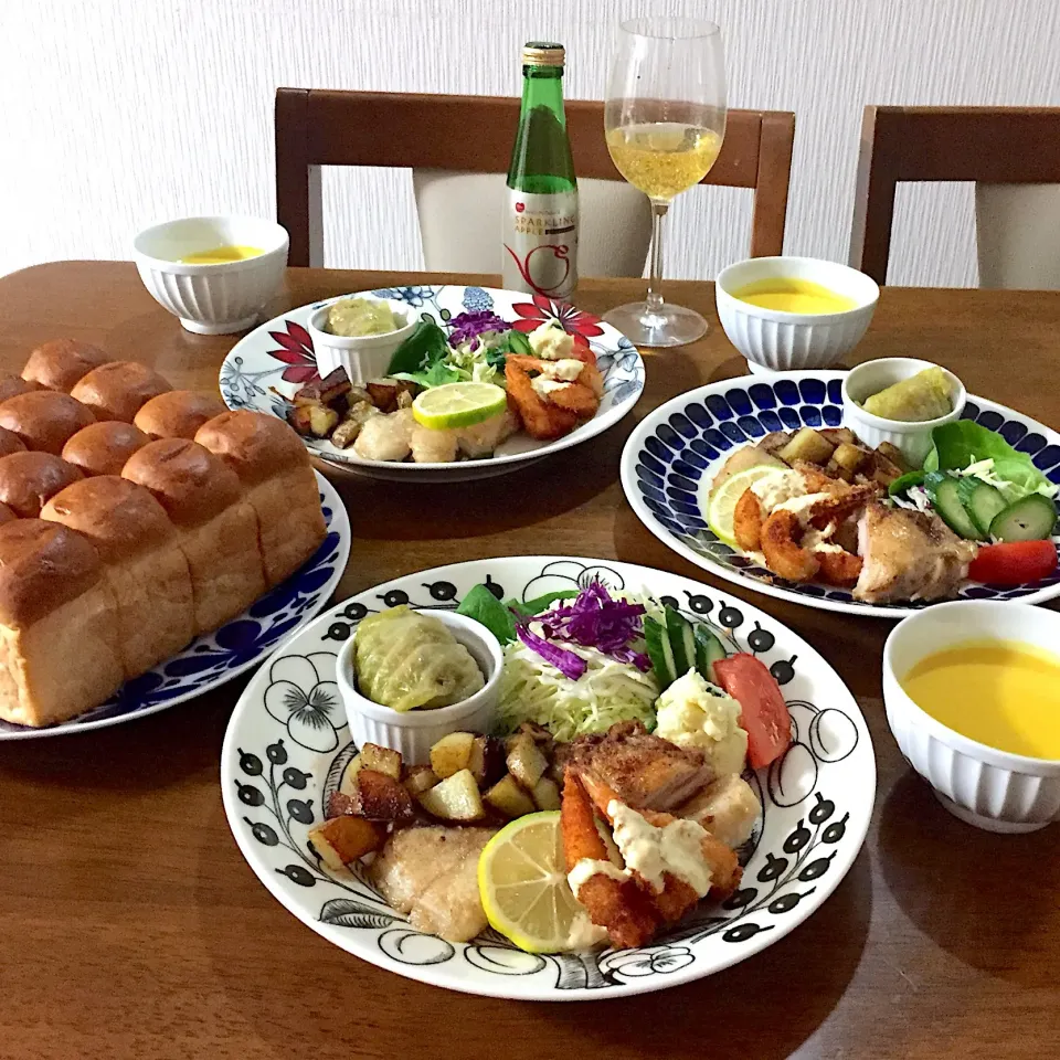 タラのムニエル、エビフライ、ロールキャベツ、チキンソテーの盛り合わせプレート #おうちごはん  #夕食  #手料理  #家庭料理|ゆかりさん