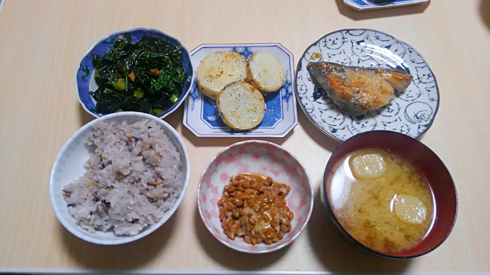 １２月２１日　鰤の塩麹浸け焼き　納豆　山芋　ケールの炒めもの　お味噌汁|いもこ。さん