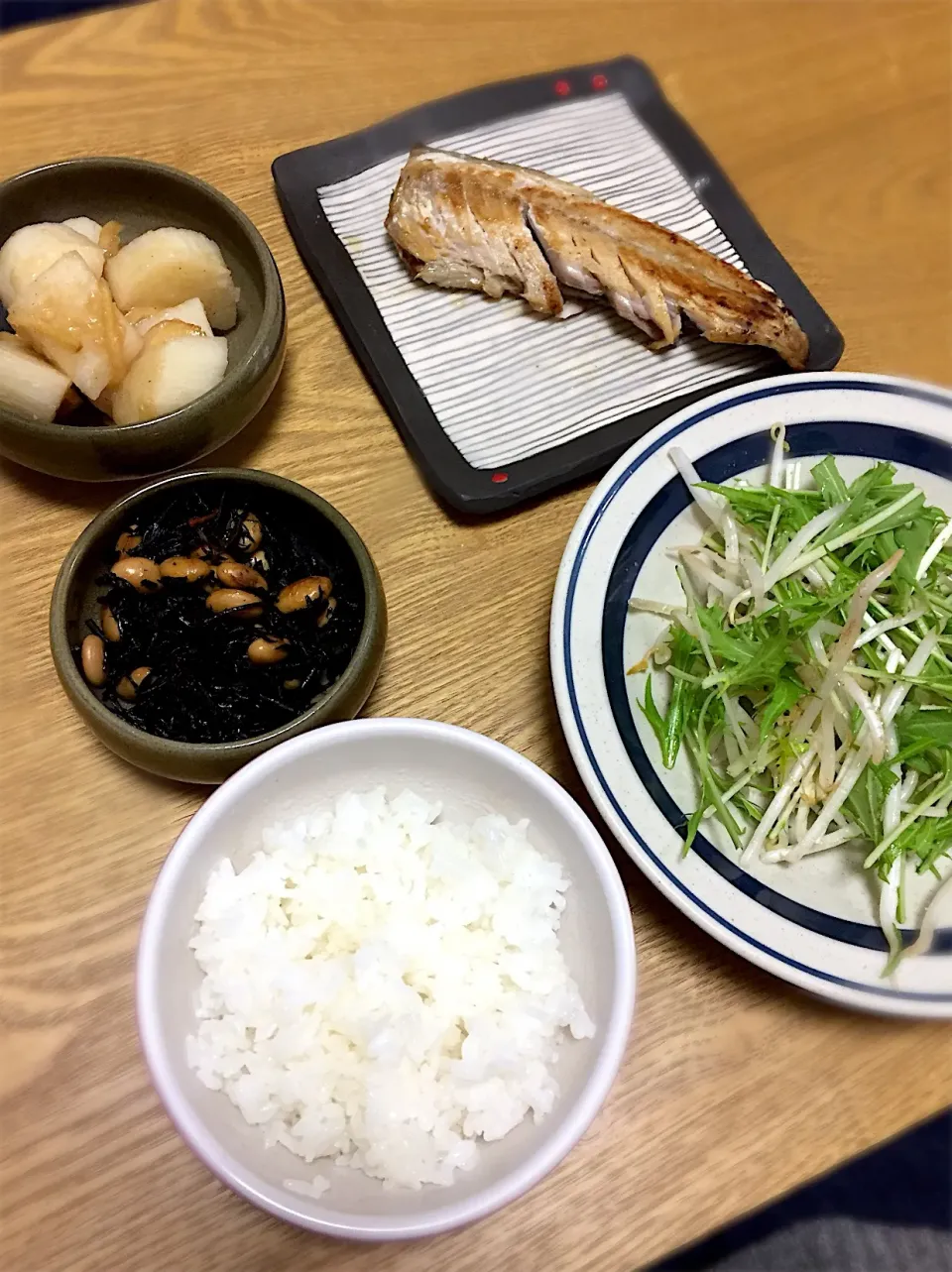 Snapdishの料理写真:夜ごはん☆焼きサバ&ひじき&長芋&サラダ|あやさん