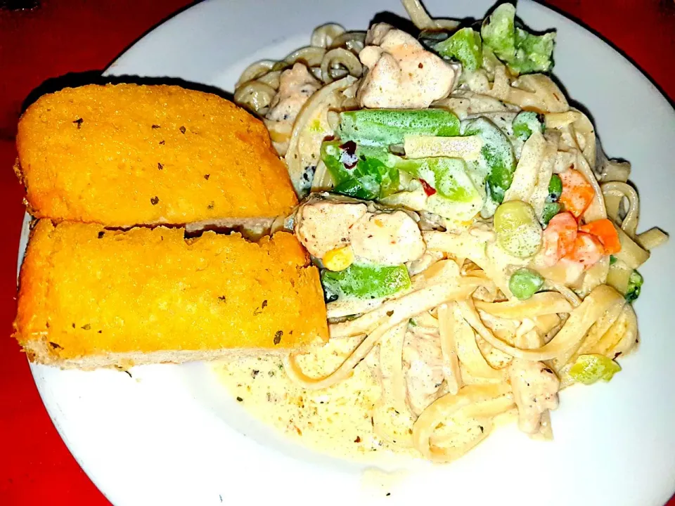 Chicken Fettuccine with Broccoli and Buttery Garlic Bread|Juan Simmsさん