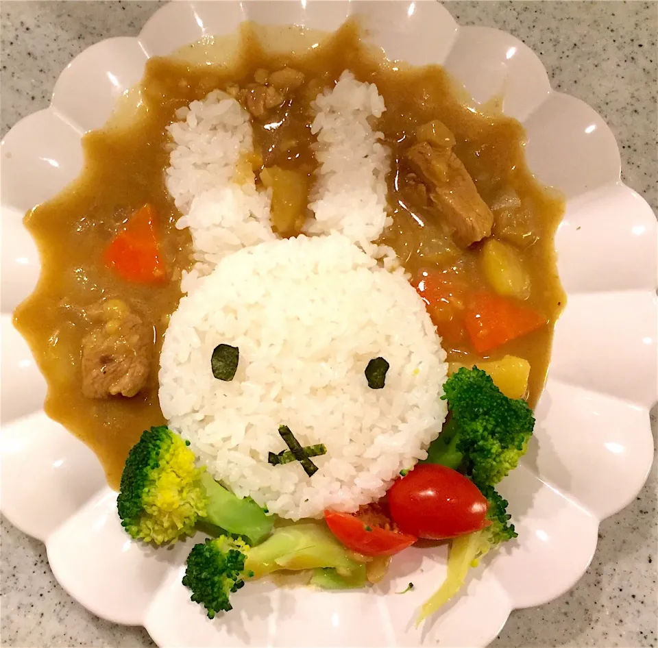 2歳のムスメのお誕生日に、とりあえずのミッフィーカレー🐰|Satomi Cafeさん