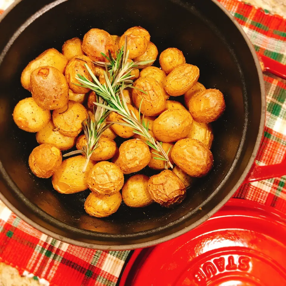 Snapdishの料理写真:皮付きポテトのローストポテト🥔🍟🌿|🍎ゆかりんご🍎さん