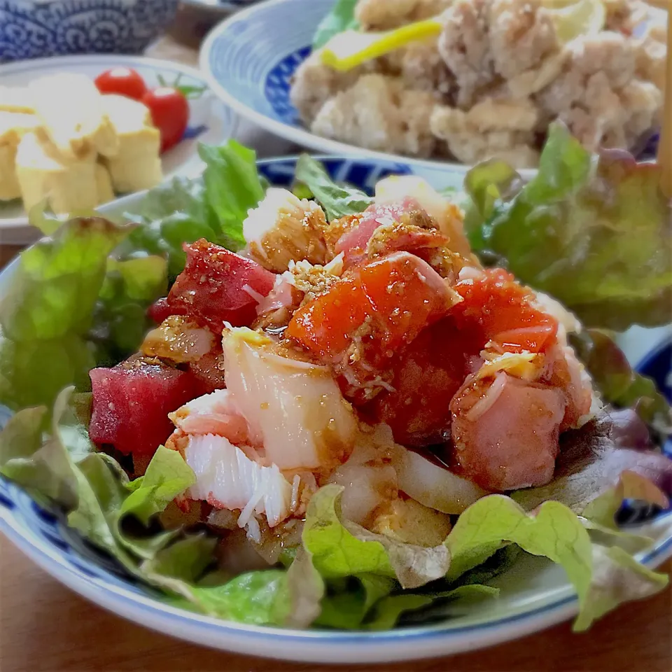 Snapdishの料理写真:帆立、とんぶり、蛸、鰤、鮪、蟹、鯛のお刺身サラダ🥗 #おうちごはん|ゆかりさん