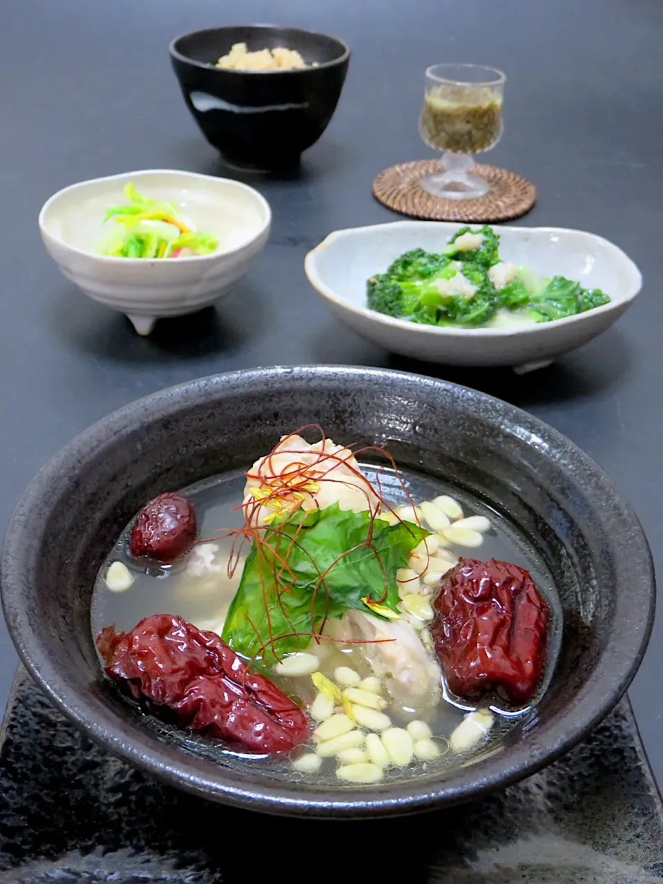 今晩は、参鶏湯（手羽元、なつめ、もち麦、にんにく、生姜、松の実、紅花リーフ、菊花、糸唐辛子）、ブロッコリーと白菜の蟹あん、お義母さん野菜の浅漬け（白菜、甘藍、ミニ紅大根、柚子）、もずく林檎和え、さつまいもご飯|akazawa3さん