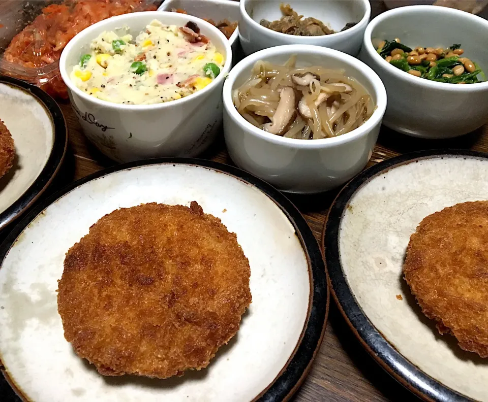 晩ごはん🌙💫
メンチカツ  親父のポテトサラダ  もやしと椎茸の煮物  ほうれん草納豆  白菜キムチ  切干大根煮  牡蠣のしぐれ煮  白飯  カニ汁|ぽんたさん