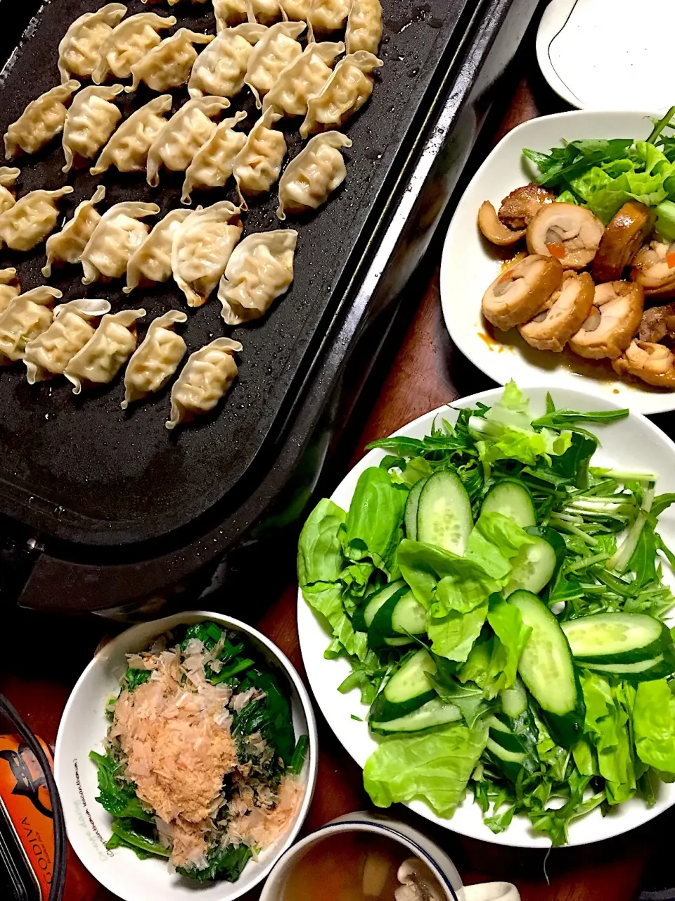 Snapdishの料理写真:餃子   ほうれん草のお浸し    スープ    鶏の野菜巻き     サラダ🥗|掛谷節子さん