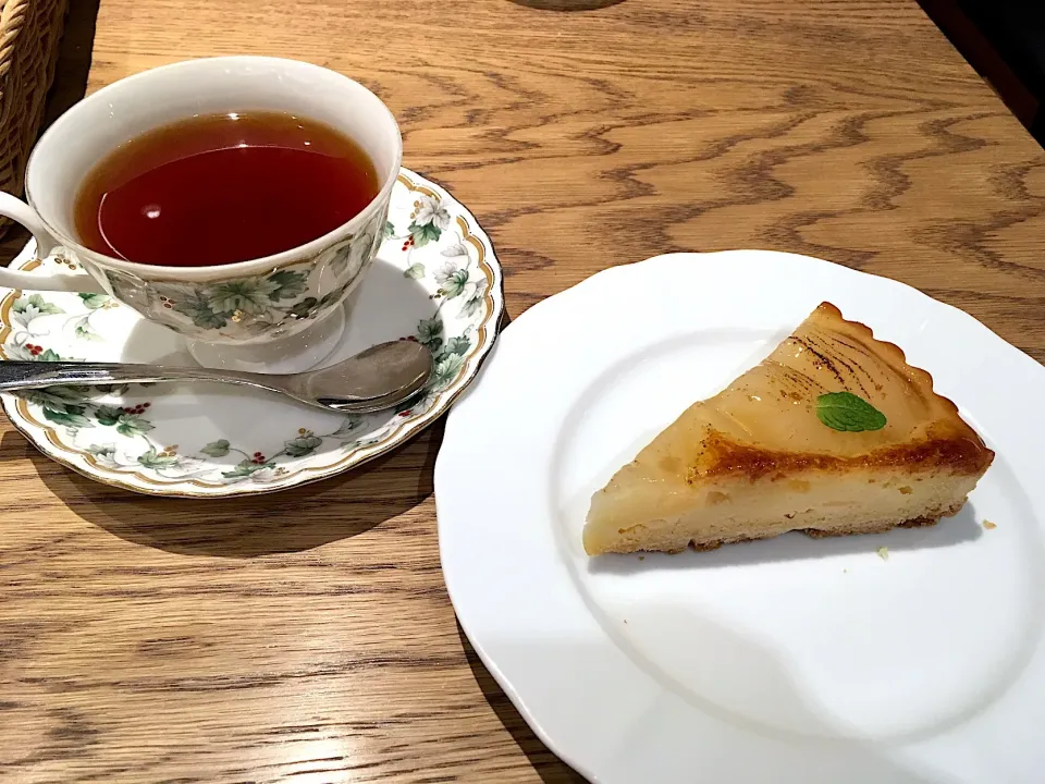 ケーキセット（洋梨のタルト、紅茶）|こいちさん