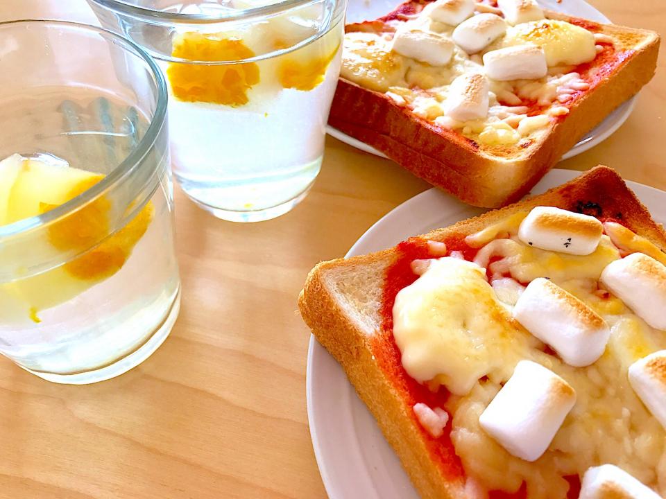 ピザトーストにマシュマロを乗せました#プティマシュマロ#ほんのり焼き目が付くマシュマロがかわいい♡#柚子氷