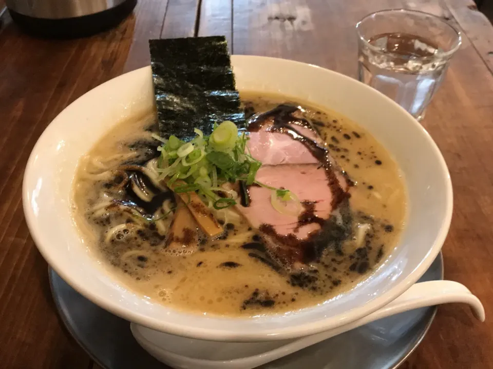 Snapdishの料理写真:黒マー油鶏骨ラーメン（大盛り）🐔|まさとさん