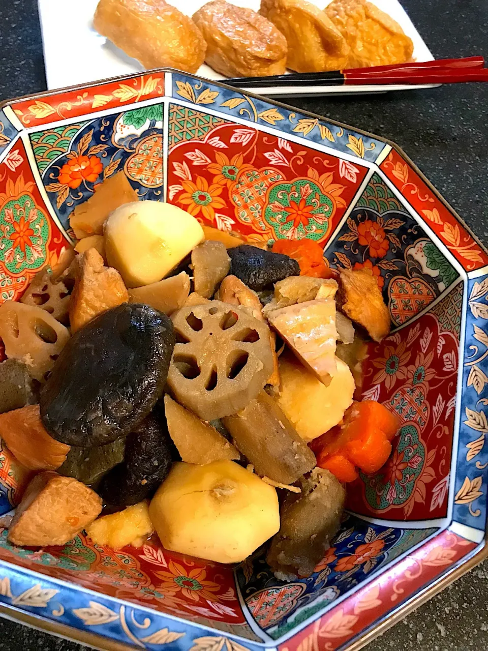 息子のお弁当用🍱
実は
お煮しめ冷凍していたもの|シュトママさん