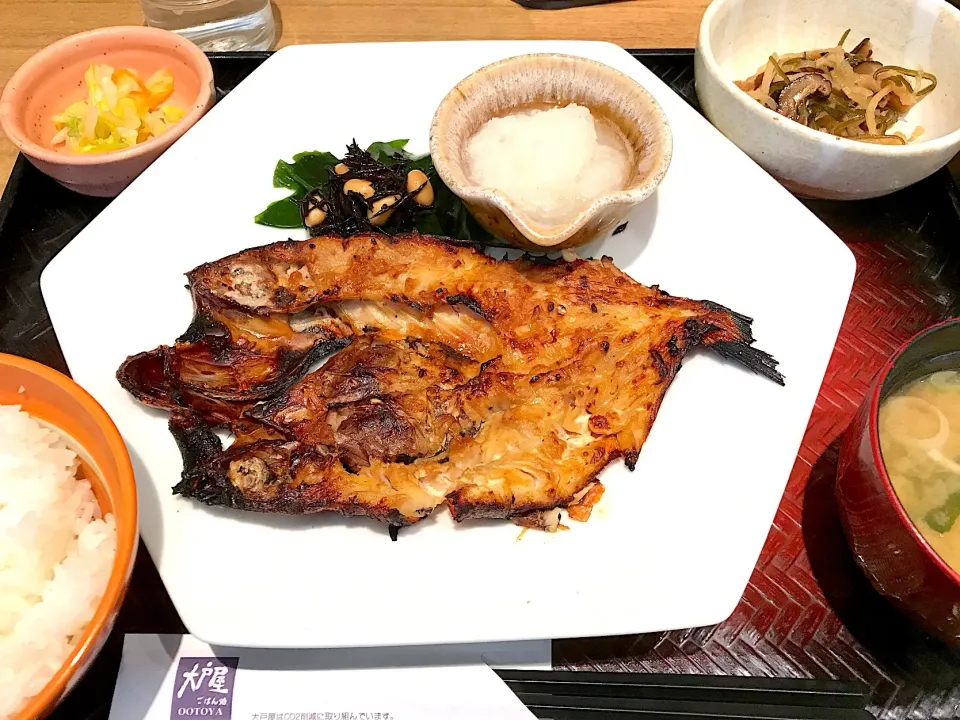 金目鯛の醤油麹漬け炭火焼き定食 ごはん少なめ|マハロ菊池さん