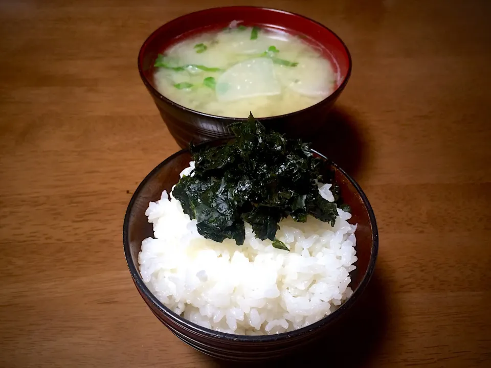 朝のハバ海苔ご飯と大根のお味噌汁🍚🌿🌷|ぱぴこ家さん