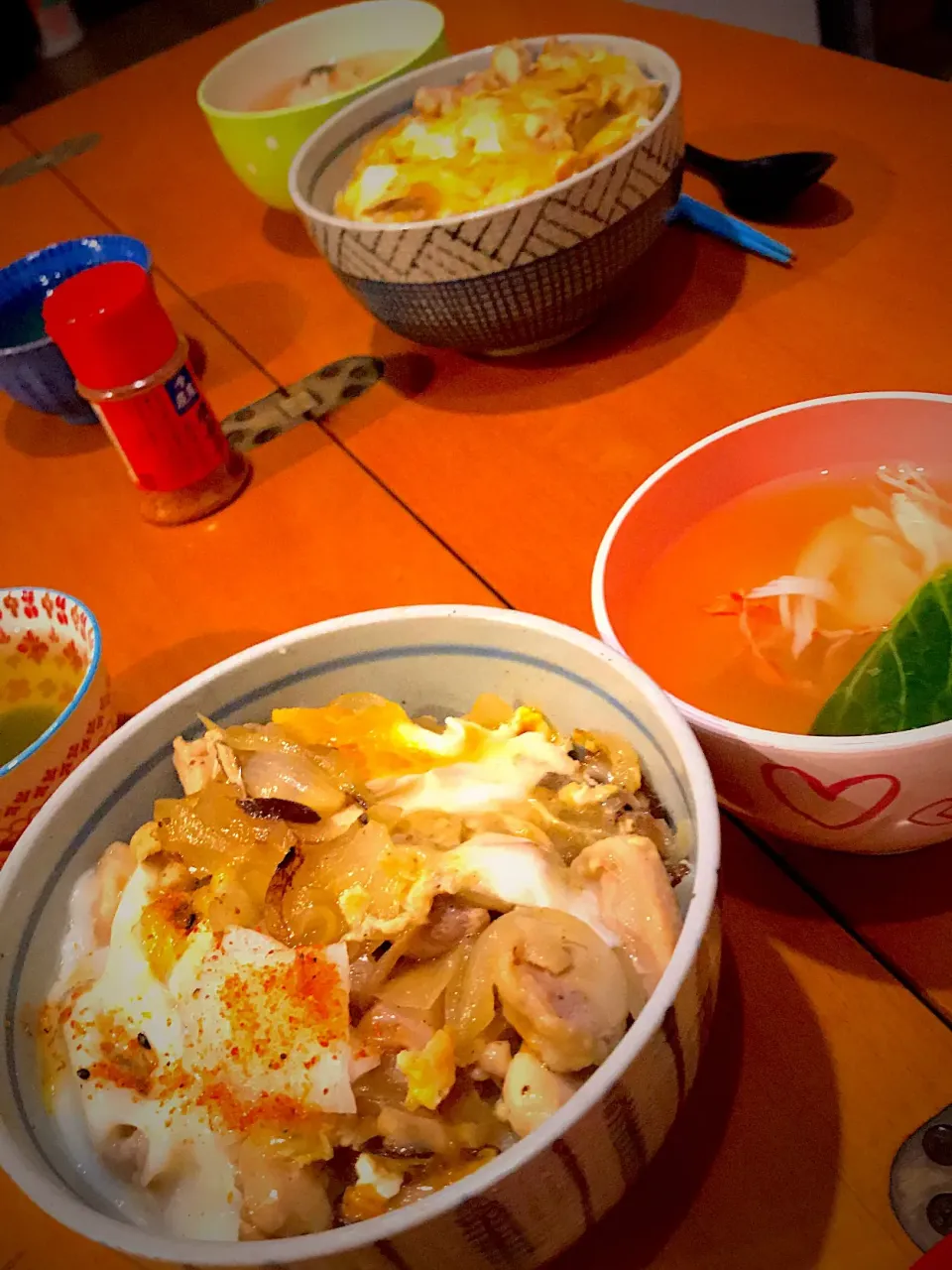 🐣親子丼   カニかまと若布 小松菜のお味噌汁|ch＊K*∀o(^^*)♪さん