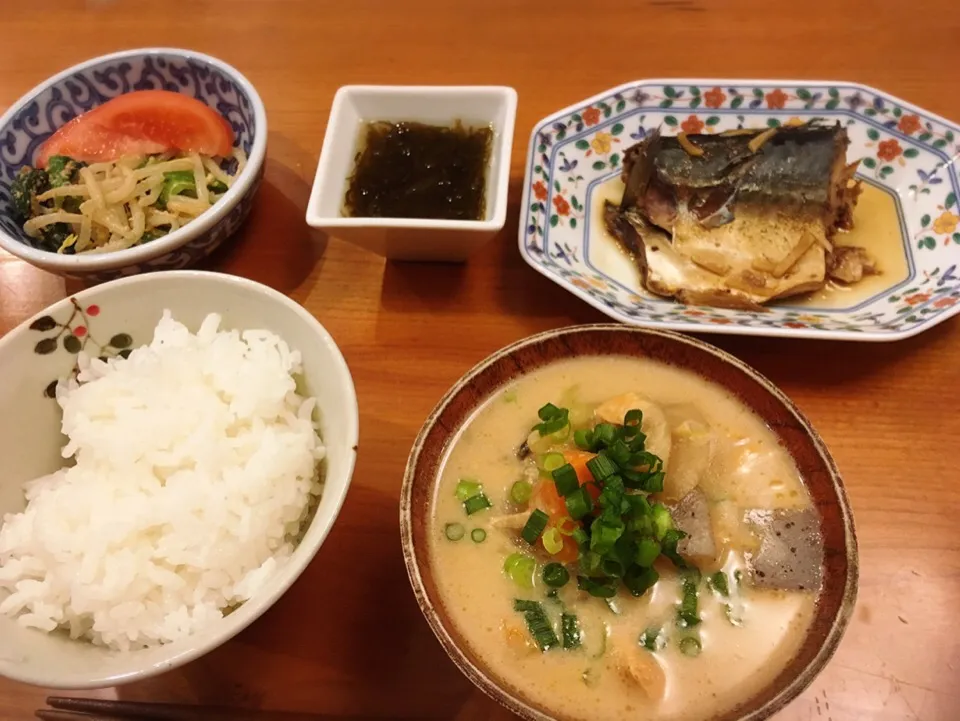 1/22 夕飯♪  鯖煮付け 鮭アラの粕汁 小松菜とモヤシのナムル もずく酢|ikukoさん