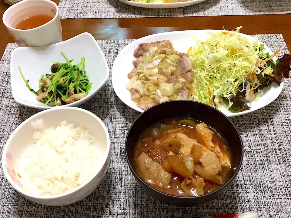 Snapdishの料理写真:豚肉の白ネギ塩ダレ焼き、豆苗ときのこポン酢和え、豚汁、ごはん🍚|kumi♡さん