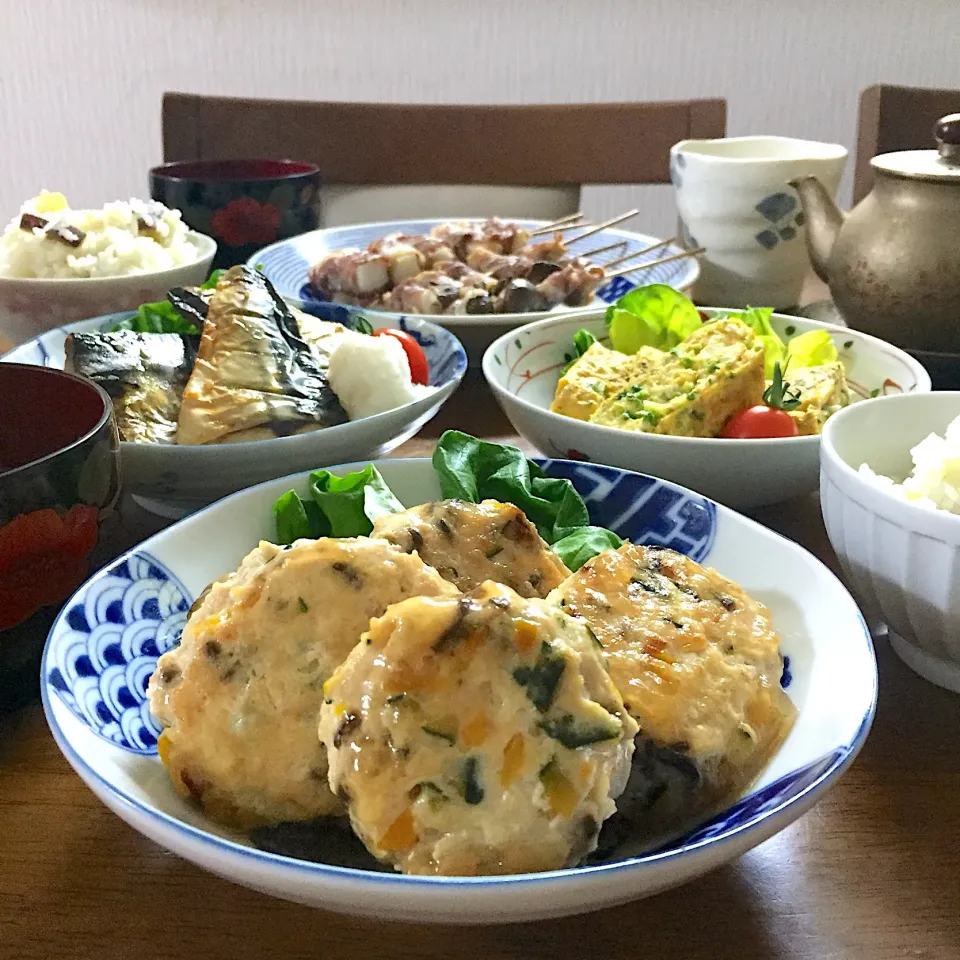 豆腐あんかけハンバーグ、サツマイモご飯、しらすとネギの卵焼き、豆腐となめこの味噌汁、鯖麹焼き、豚肉の長芋巻き焼き、エリンギ巻き焼き #おうちごはん|ゆかりさん