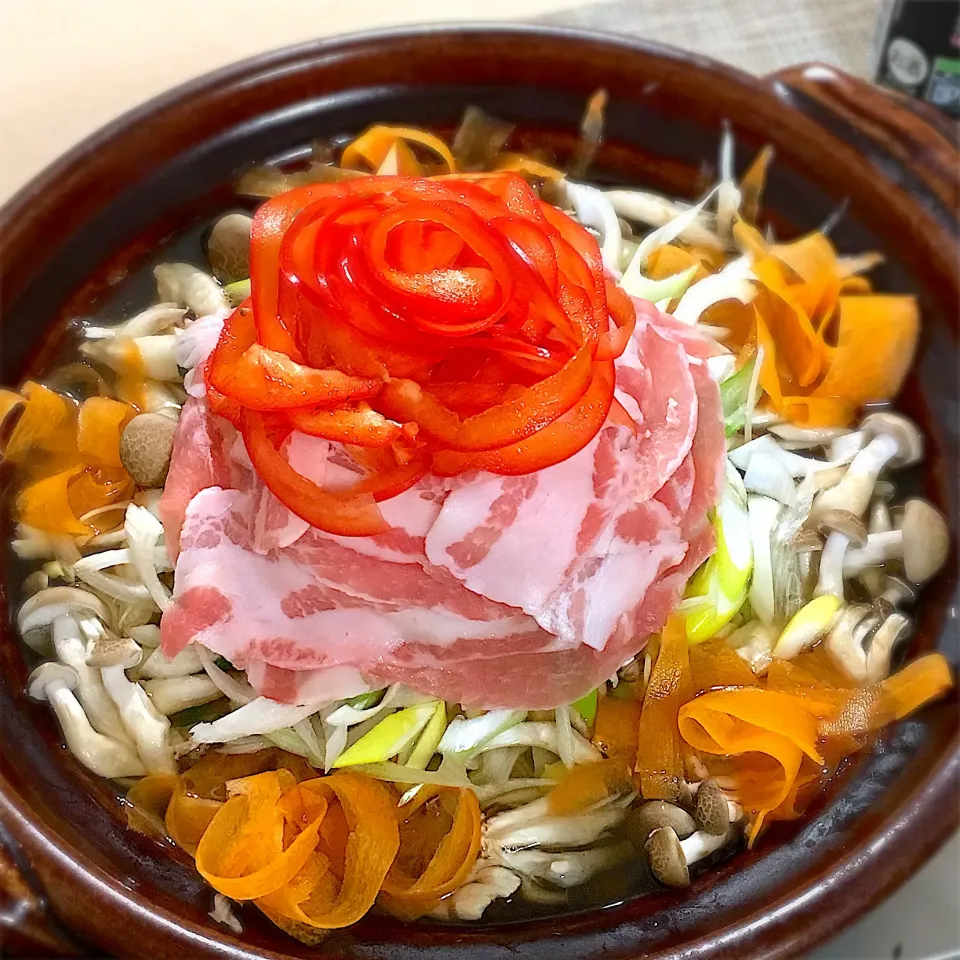 Snapdishの料理写真:野菜どっさり、ねぎ豚しゃぶしゃぶ♡|Mayさん