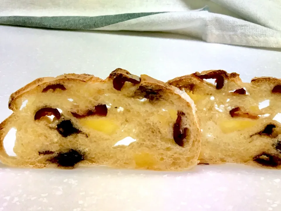 Cut face of the previous bread : cranberry, blueberry and pineapple core|gonbenさん