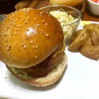 Snapdishの料理写真:お家でバーガー🍔ビーフ100%で肉肉しく|もっちさん