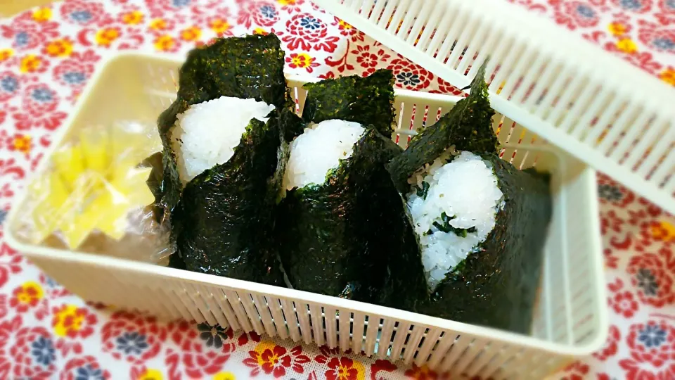 父ちゃんの今日のサラメシ
おにぎり🍙弁当
 #雪の翌日
 #混雑予想で早朝出勤|Naomi Furuyaさん