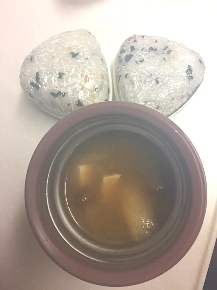 20180123朝練だから、豆腐となめこの味噌汁と、梅しそ、鮭ワカメおにぎり。|hanakoさん