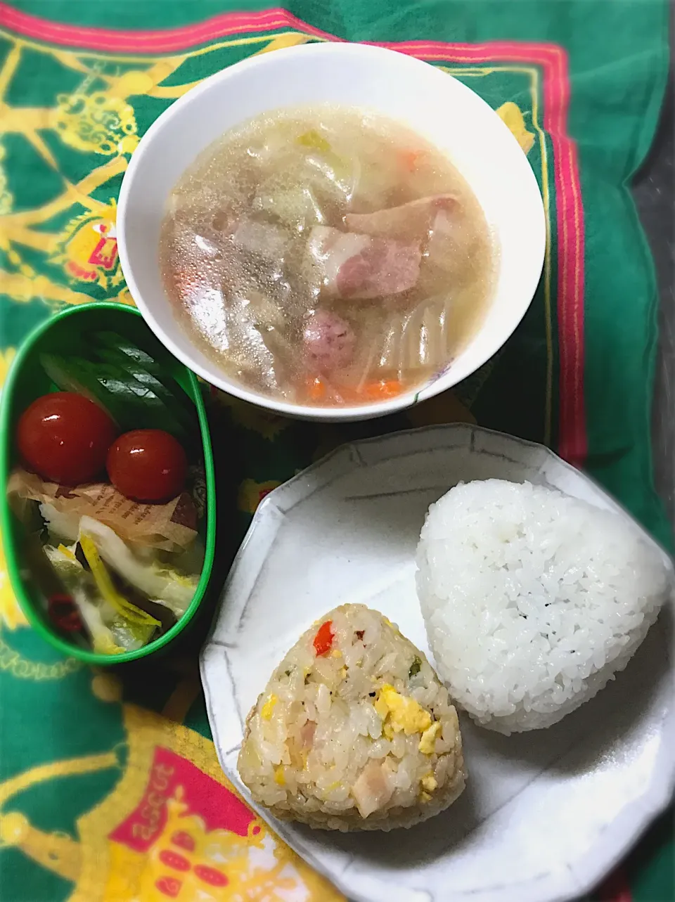 春雨と野菜たくさんの中華スープ＆🍙＆手作り漬け物😊のお弁当|トトロ好きさん