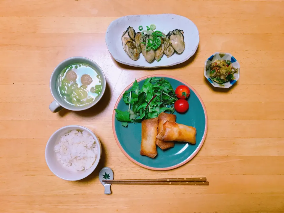 夕ごはん
鶏ささみと梅の揚げ春巻き
カキのバター醤油焼き
鶏団子と白菜のスープ|ちゃみこさん