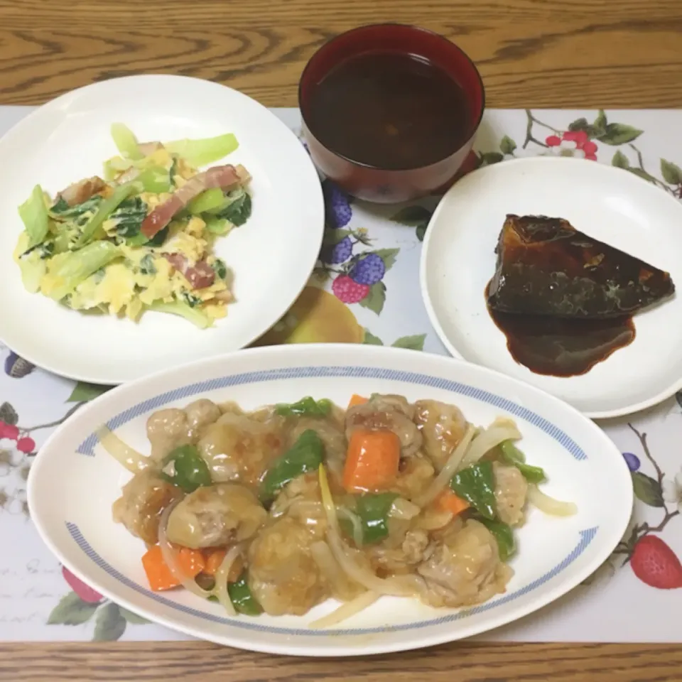 青梗菜とベーコンのたまご炒め・大根のお味噌汁・鯖味噌煮・豚コマ団子の酢豚|美也子さん