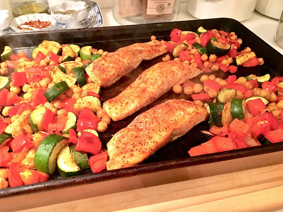 Roasted Salmon with Zucchini, redbell peppers & chickpeas|🌺IAnneさん