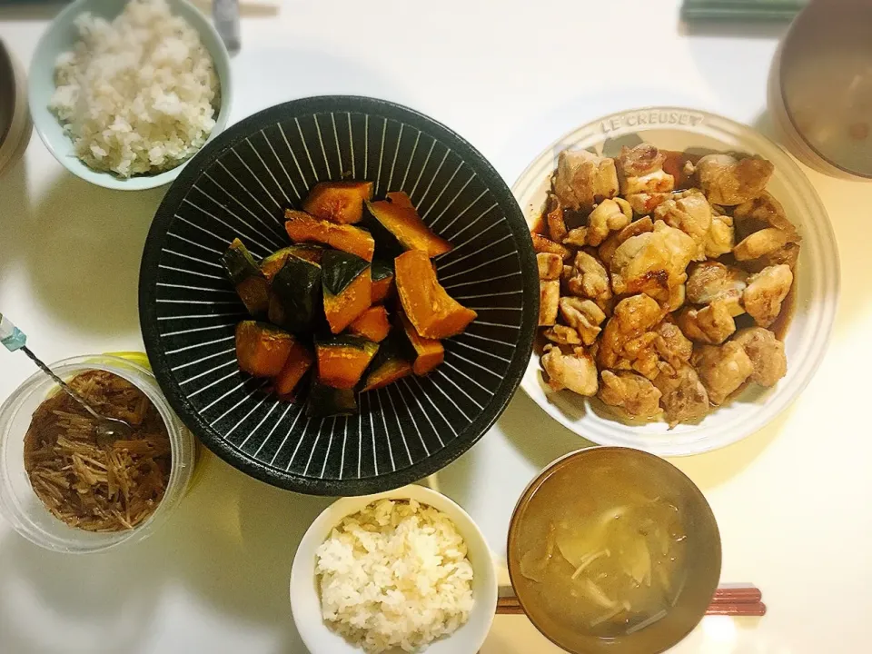 Snapdishの料理写真:フライパンで #焼き鳥 、 #南瓜の煮物  #なめたけ  #きのこ汁|nokorinさん