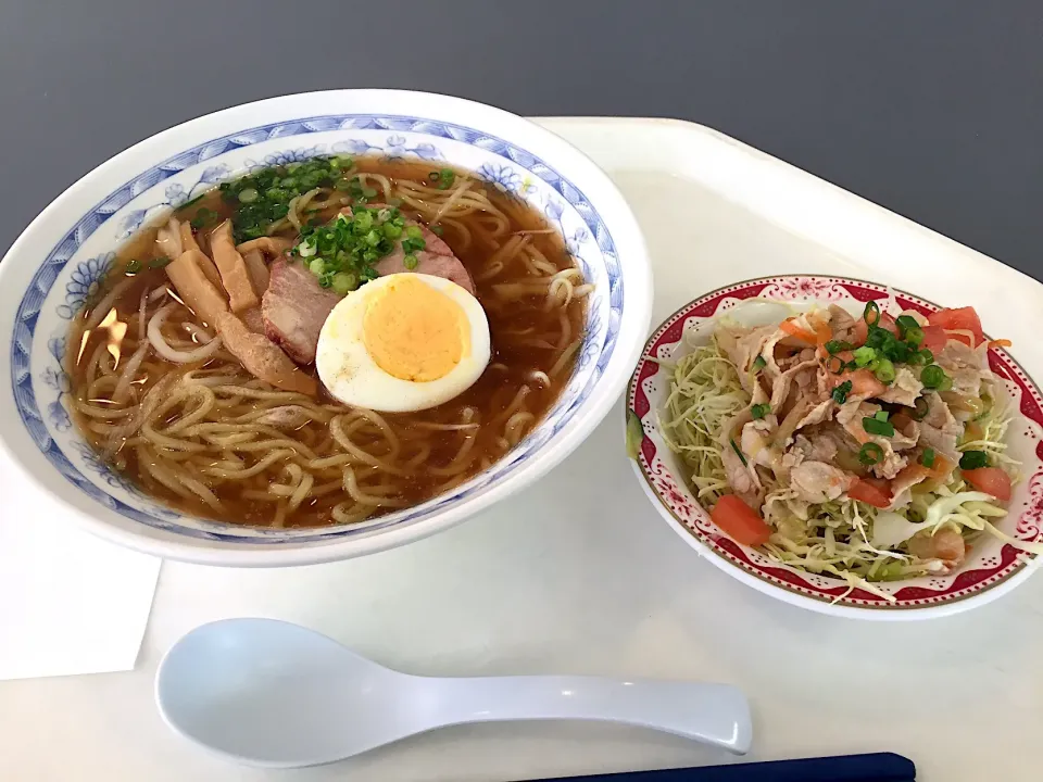 Snapdishの料理写真:麻辣ネギ醤油ラーメン、豚しゃぶサラダ|Tadahiko Watanabeさん