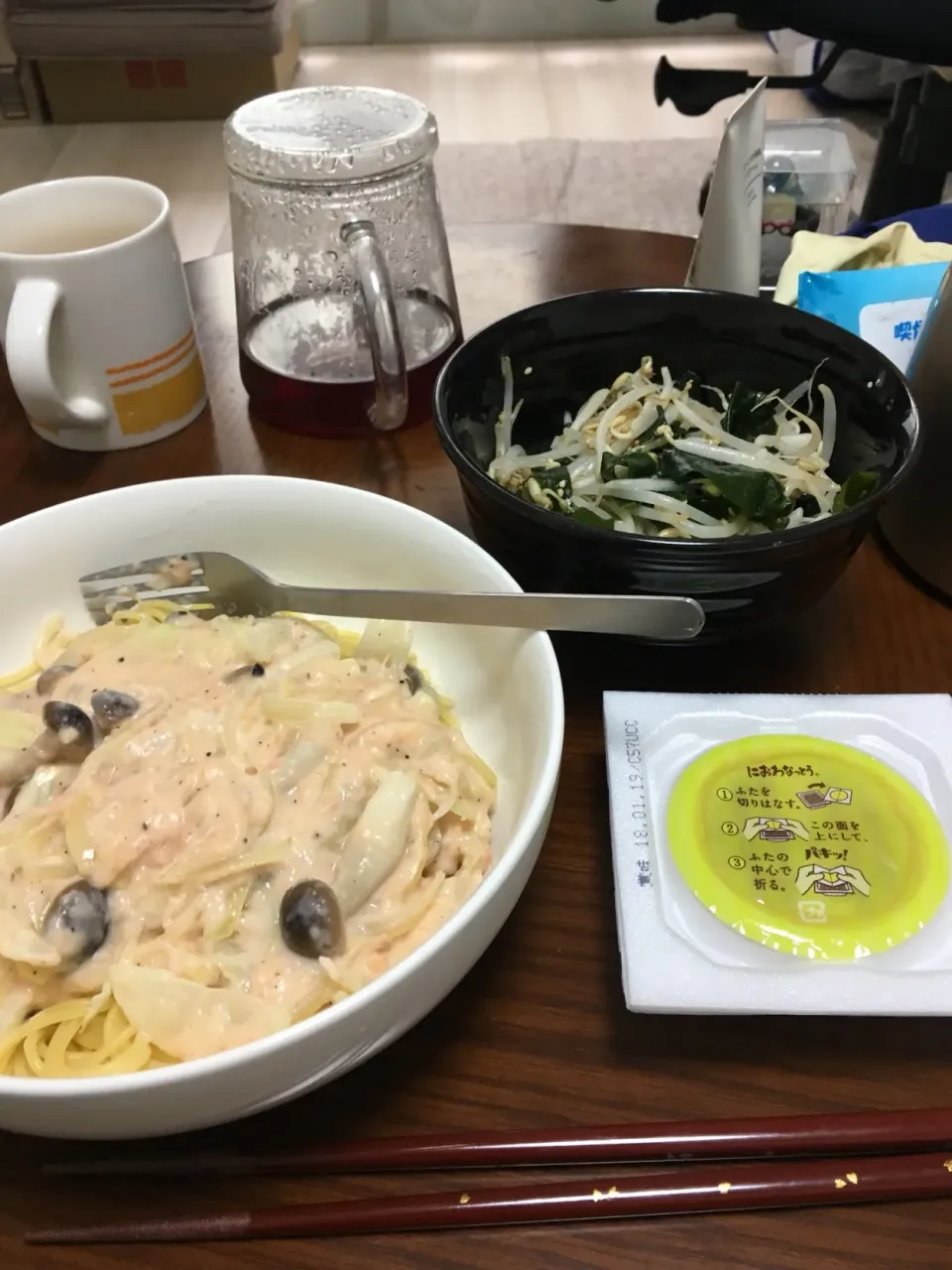 Snapdishの料理写真:鮭フレークと玉ねぎとしめじのクリームパスタ、もやしとワカメのサラダ、納豆(消費期限切れ！)|星猫さん