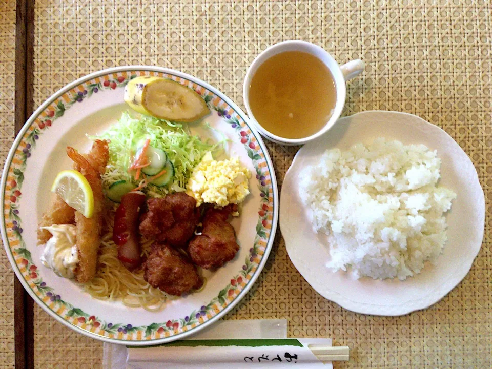 メルヘンランチ(海老フライ•鶏の唐揚げ•ウィンナー&アイスコーヒー)|ばーさんさん