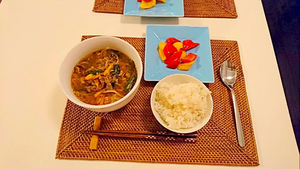 今日の夕食 ユッケジャンスープ、パプリカのマリネ、麦ご飯|pinknari🐰🌈さん