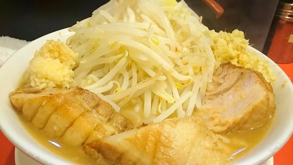 用心棒 の ラーメン(730円)＋追加豚2枚(180円)＋ニンニク＋ショウガW ＠神保町18014|大脇さん