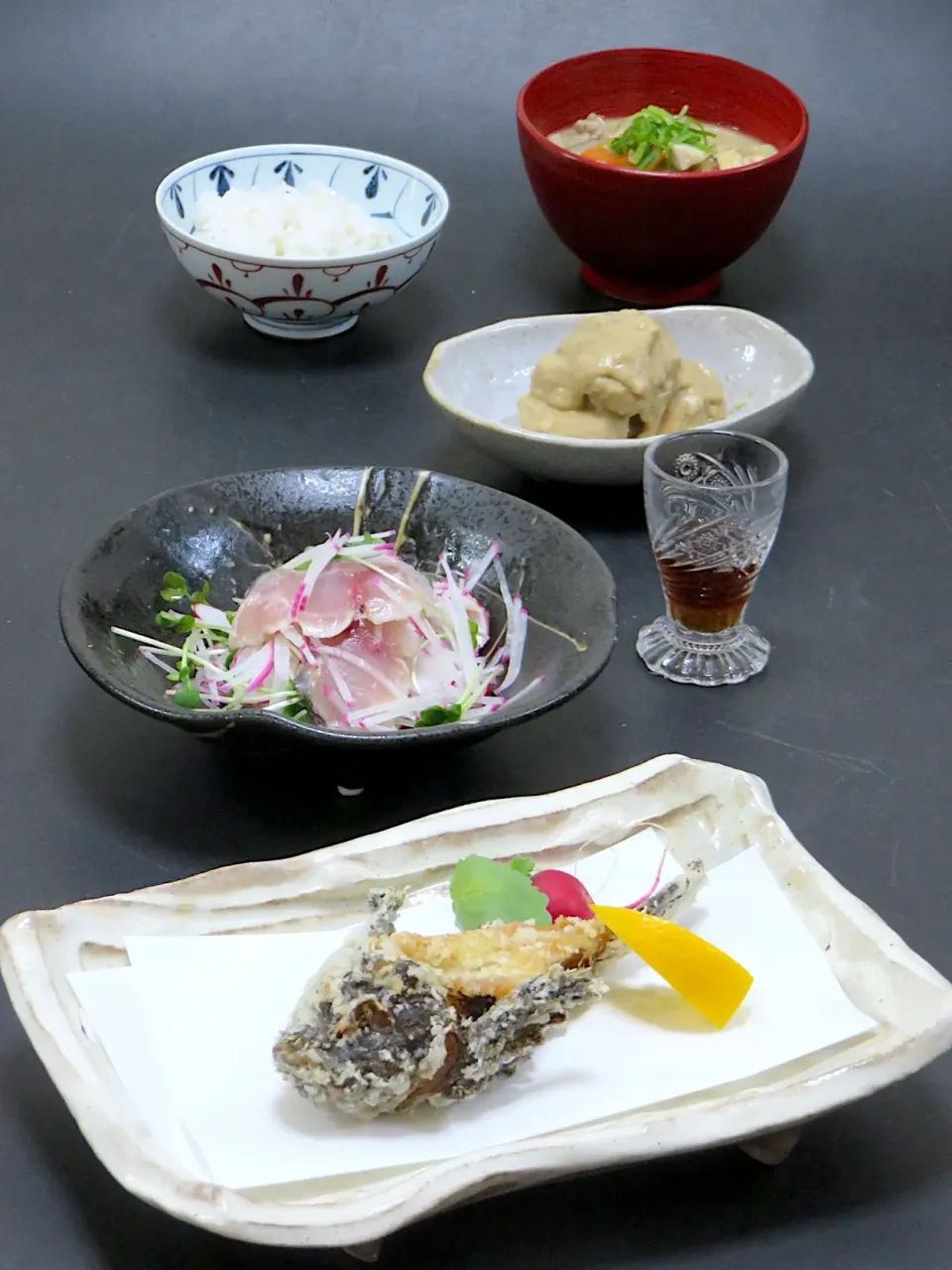 今晩は、虎魚（オコゼ）の姿揚げ、鯵のすだち〆 錦野菜 山葵醤油、里芋のごま味噌煮、豚汁（人参、牛蒡、大根、里芋、茸、ネギ、酒粕、合わせ味噌）、もち麦ご飯|akazawa3さん