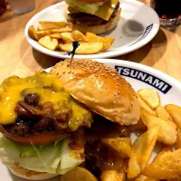 Snapdishの料理写真:ダブルチーズバーガーと、チリビーンズバーガー|かずさん